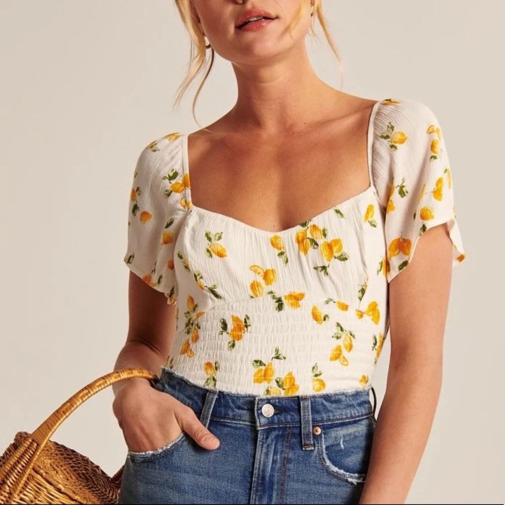 NWOT Abercrombie Ruched Smocked Waist Top LEMON print - SIZE M - Picture 2 of 11